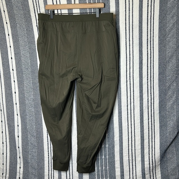 The North Face Cropped Joggers - Picture 4 of 4